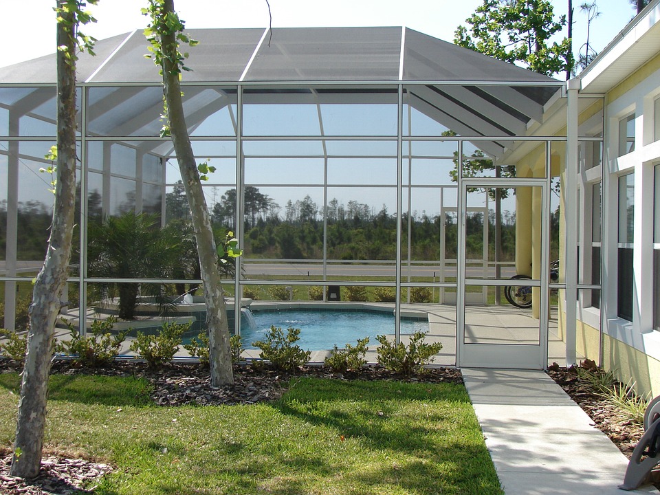 Abri de piscine dans le jardin d'une maison