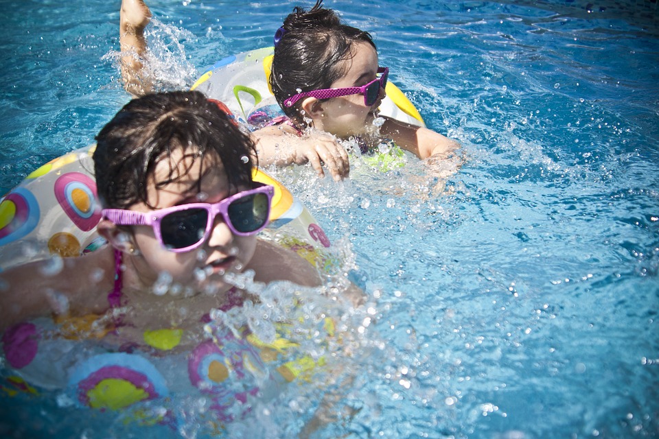 Enfants qui se baignent dans une piscine avec leur bouée